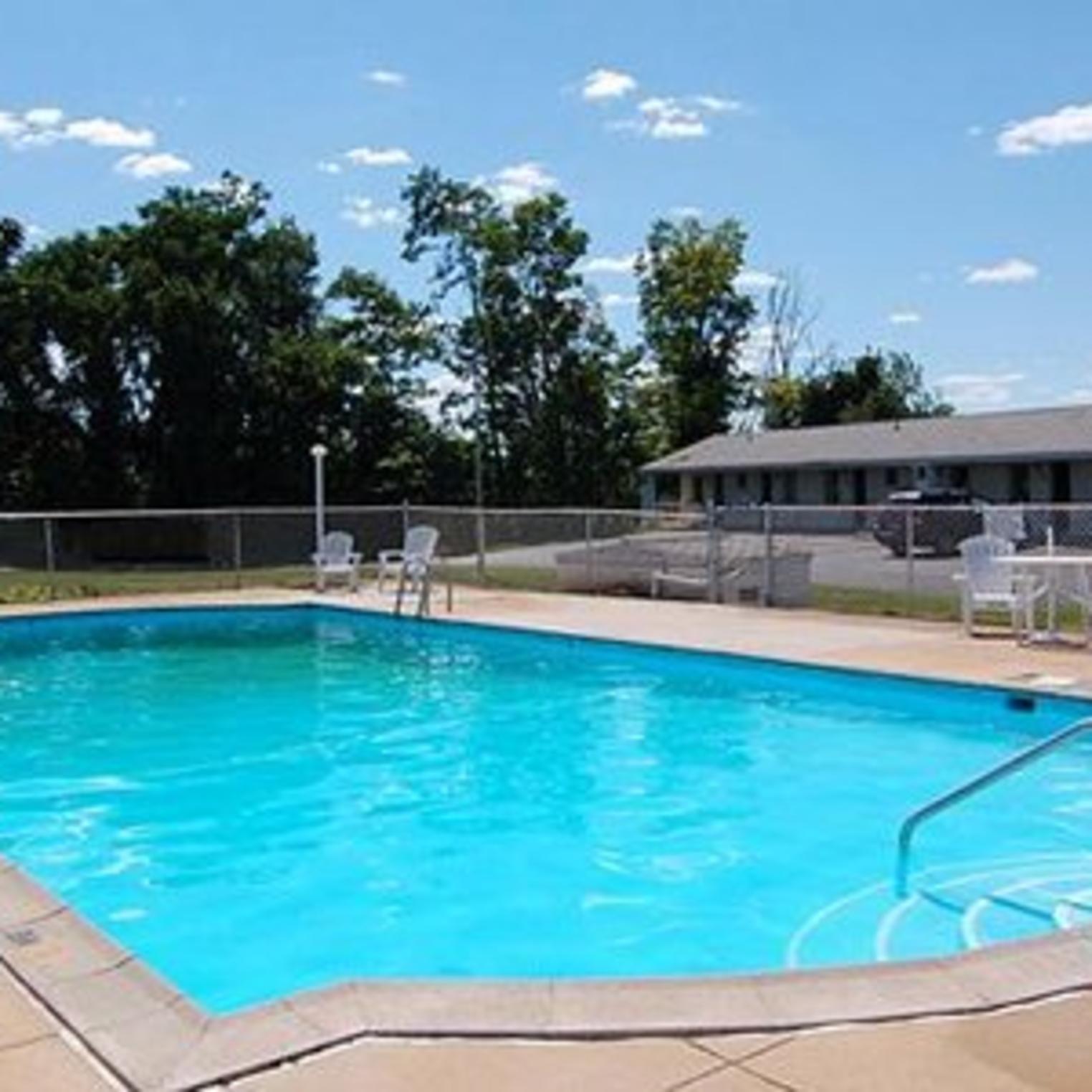 Econo Lodge Pool