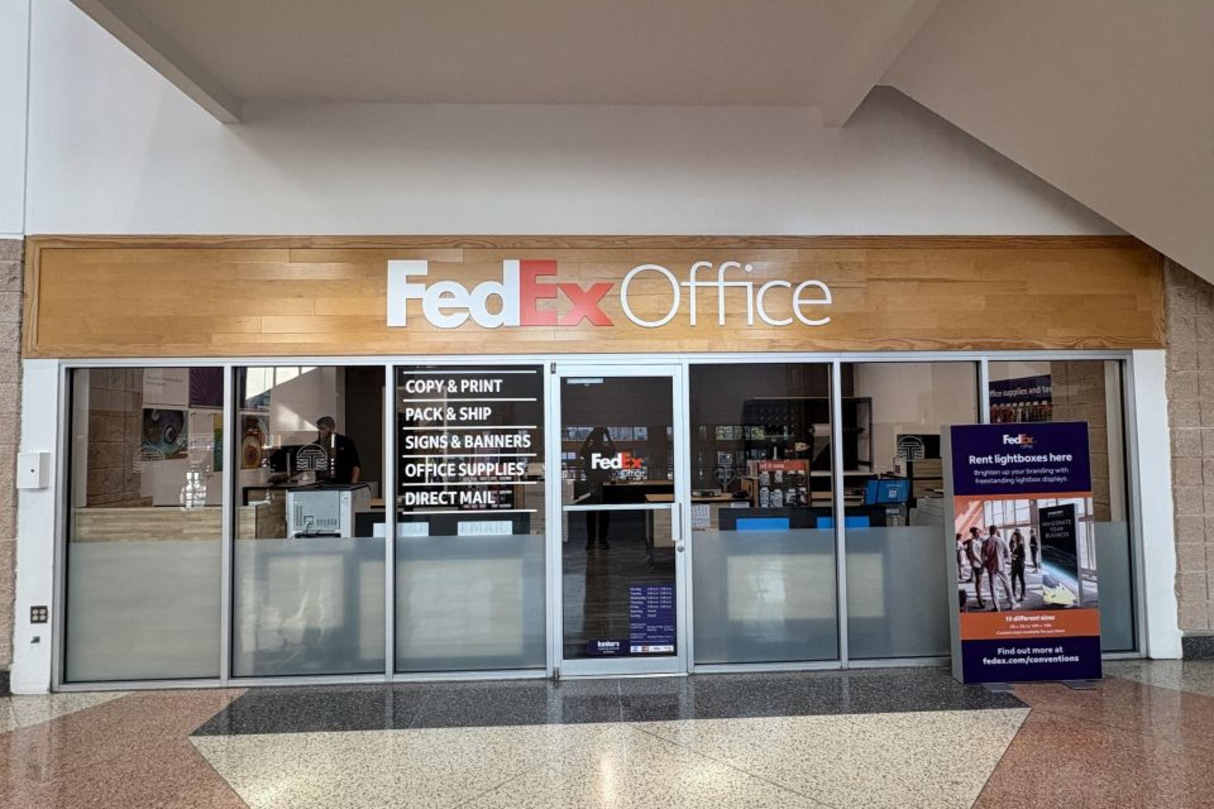 FedEx 店舗サイン FedEx Office Print & Shop Center at the Tampa Convention Center