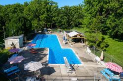 Arial picture of Glenpool Club surrounded by trees and picnic tables with umbrellas.
