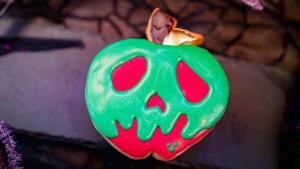 Image of a cookie decorated to look like a poison apple.