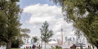 Skyline_view_from_Toronto_Island