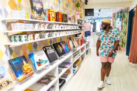 Man shopping in Peepa's