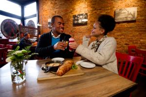 Red Yeti Couples Cheers