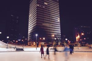Dipicts open are ice skating park in the city