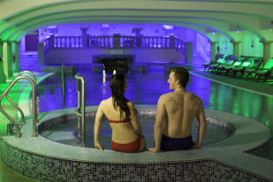 Spa Hoar Cross Hall couple in jacuzzi