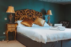 the  Littleton  Arms shot of  bedroom
