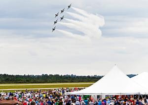 USAF Thunderbirds and the crowd at the Florida International Air Show