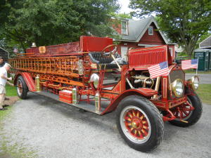 City Service Ladder Truck by Tom Edmonds 2018