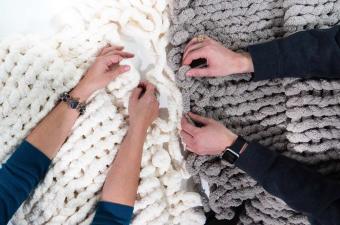 🧶 “Chunky Knit Blanket – Bring Your Own Yarn”