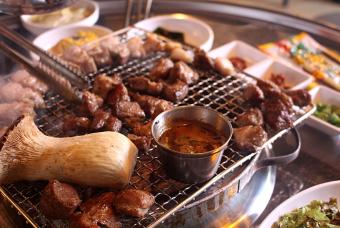 “Aurora: The World In a City” Food Tour by Bus