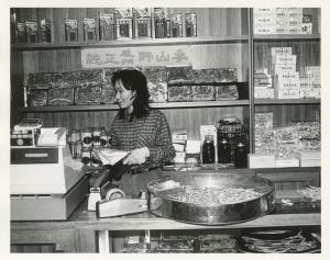 Chinatown, New York - The Ginseng Store, 1988. Patricia D. Klingenstein Library, New-York Historical Society