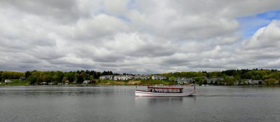 cruise boat on Saratoga Lake