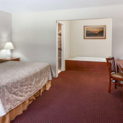 Rooms at the Howard Johnson by Wyndham