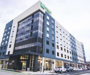 Holiday Inn Hotel & Suites DT