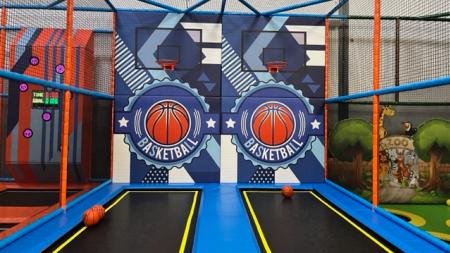 Trampoline basketball at Kid's Planet