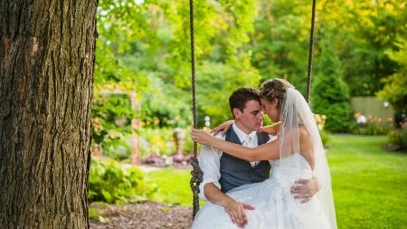 Wedding couples love the beautiful backdrops at Avon Gardens (Photo courtesy of Rouge Images Photography)