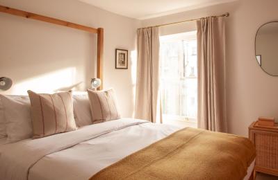 King bedroom at Lido Townhouse - Credit Huntley Hedworth