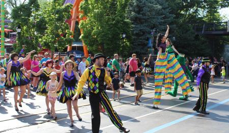 Six Flags Great America Street Entertainers with Guests