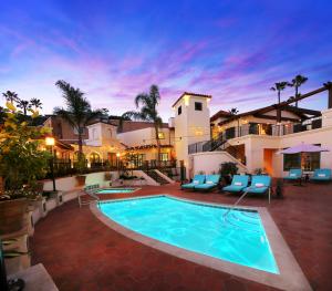 View of the pool in the Island Spa Catalina courtyard