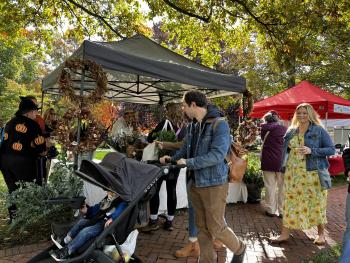 Guests wandering Worthington Farmer's Market