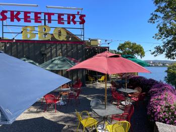 Picture of outdoor patio at Skeeter's BBQ with river flowing in background