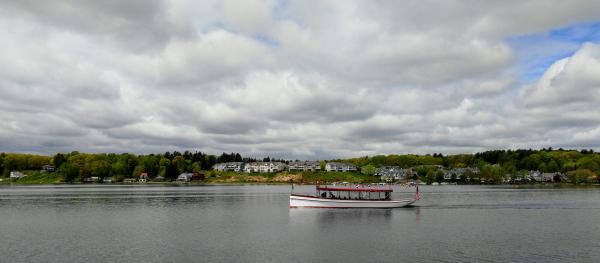 cruise boat on Saratoga Lake