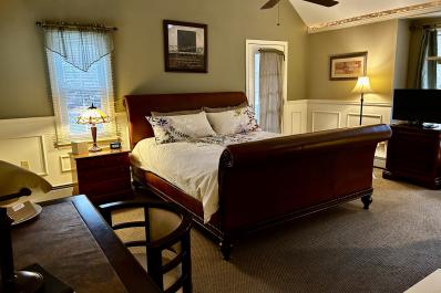 Ampersand Inn 11