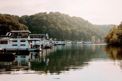 houseboating in Lake Cumberland