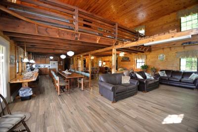 Lane's Pine Lodge Main room