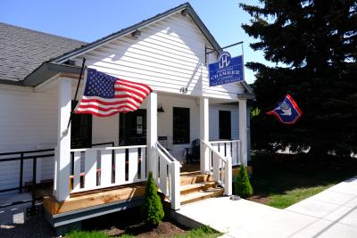 175 E Deloney