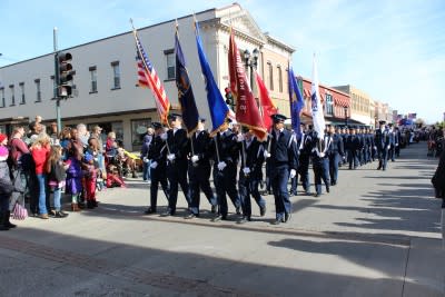 A crowd gathers as soldiers march at the Leavenworth Veterans Day Parade