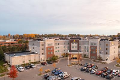 Aerial photo of La Quinta hotel in Woodbury