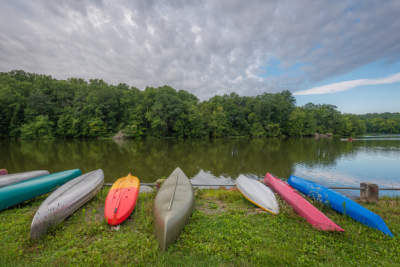 kayaks along the water at Gifford Pinchot State Park