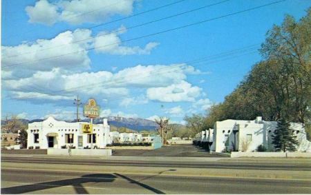 A postcard depicting the El Vado Motel from around 1960.
