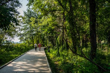 Couple biking down a paved path in Lakeshore Park in Knoxville, TN