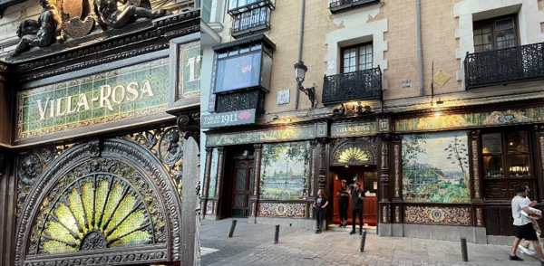 Exterior photos of Villa-Rosa flamenco tablao