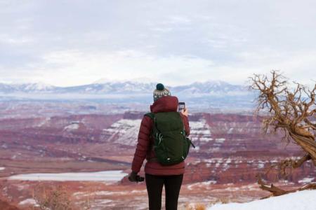 Dead-Horse-Point-Winter-Hiker