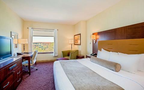Hotel Room at Sonesta Milwaukee West Wauwatosa