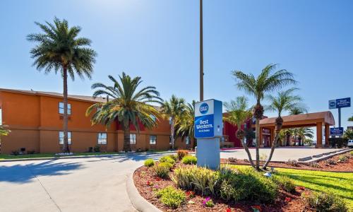 A front view of Best Western Northwest