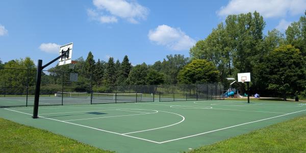 Basketball and tennis courts at Edgewater Park
