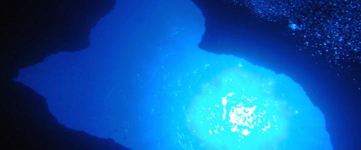 グアムの人気ナンバー１のダイビングポイント ブルーホール で幻想的な青いハートに大感動