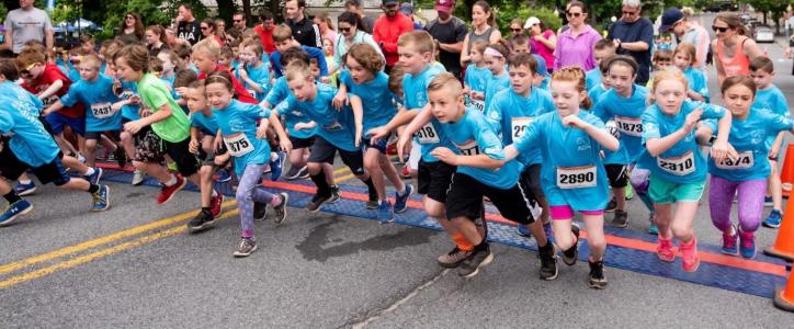 Group of young kids taking off at the starting line