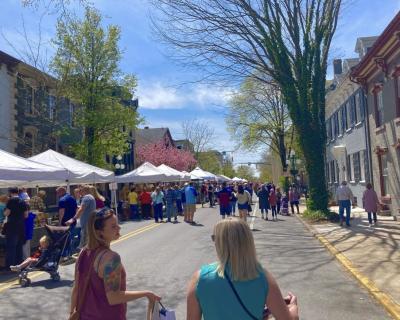 People enjoying the Lewisburg Arts Festival