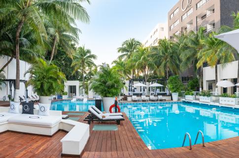 Área de alberca del hotel Oh! Cancún The Urban Oasis