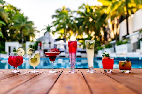 Cocteles en el área de alberca