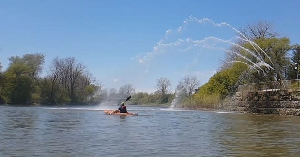 Man paddling in Thames River