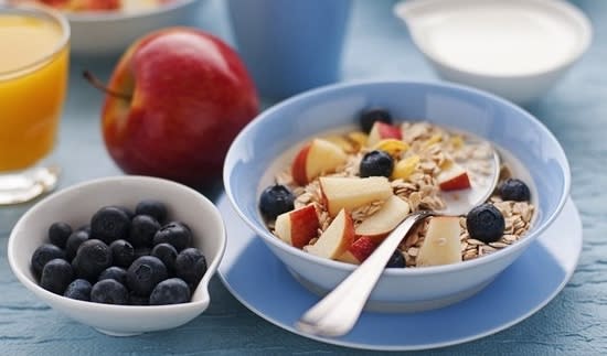 Oatmeal with fresh blueberries and chopped apples