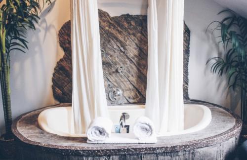 Chateau Avalon bathtub