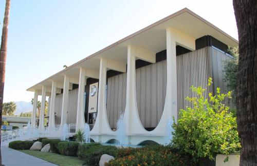 Chase Bank by architect E. Stewart Williams in palm springs