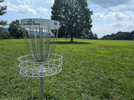 Putting basket near the start of Seven Points Pine 9 disc golf course